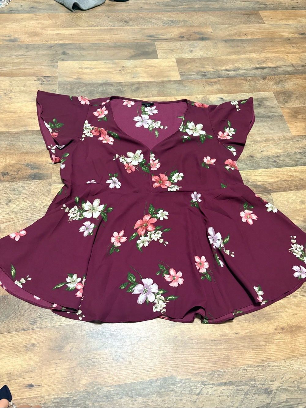 Torrid Size 1 Burgundy Floral Peplum Blouse Flutter Sleeve V-Neck Plus Size